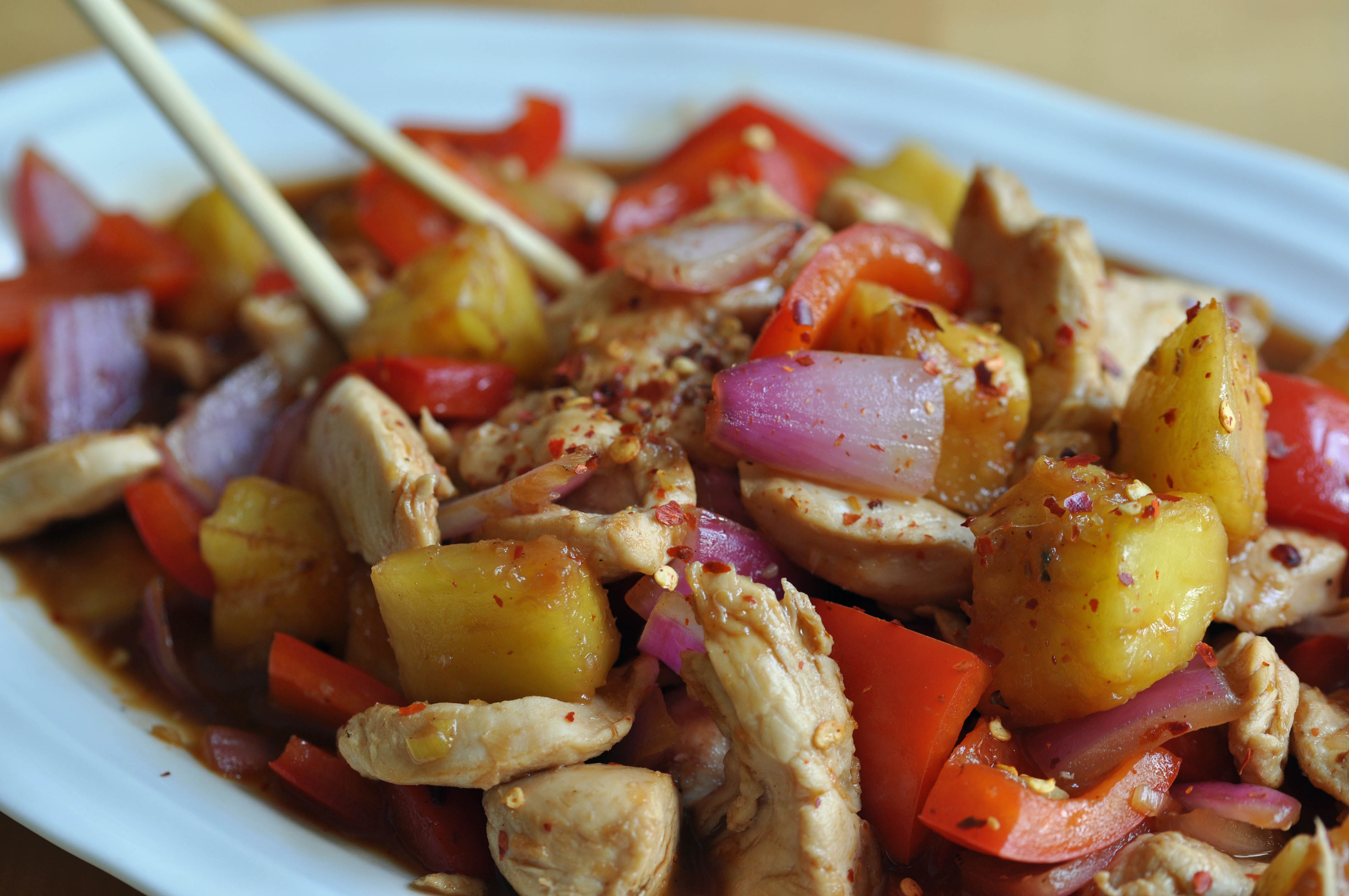 Курица с ананасами и болгарским перцем. Курица по-тайски с овощами. Мясо по-тайски с овощами. Овощи по тайски. Куриное филе с овощами по тайски.